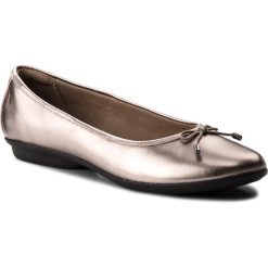 Baleriny CLARKS - Gracelin Blu 261315194 Pewter. Szare baleriny damskie marki Clarks, na co dzień, bez wzorów, ze skóry, bez obcasa, bez zapięcia. W wyprzedaży za 159,00 zł.