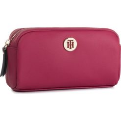 Kosmetyczka TOMMY HILFIGER - Modern Hardware Washbag AW0AW06957 529. Czerwone kosmetyczki męskie TOMMY HILFIGER, bez wzorów, ze skóry ekologicznej. W wyprzedaży za 169,00 zł.