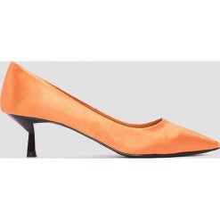 NA-KD Shoes Satynowe czółenka na niskim obcasie - Orange. Pomarańczowe buty ślubne damskie NA-KD Shoes, z satyny, na niskim obcasie. W wyprzedaży za 48,59 zł.