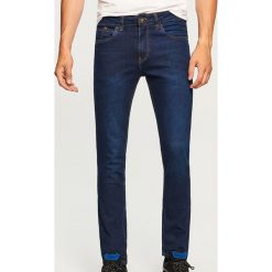 Jeansy slim fit - Niebieski. Niebieskie jeansy męskie regular Reserved. Za 89,99 zł.