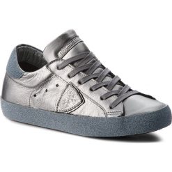 Sneakersy PHILIPPE MODEL - Paris Glitter CGLD ML25 Metal Gun. Szare półbuty damskie Philippe Model, z aplikacjami, ze skóry, bez obcasa, na płaskiej podeszwie, bez zapięcia. W wyprzedaży za 759,00 zł.