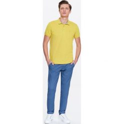 T-SHIRT POLO MĘSKI Z KONTRASTOWYMI WSTAWKAMI. Szare koszulki polo marki Top Secret, na lato, m. Za 29,99 zł.