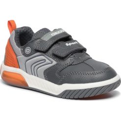 Sneakersy GEOX - J Inek B. D J949CD 0BU11 C0036 S Grey/Orange. Szare trampki chłopięce Geox, bez wzorów, ze skóry ekologicznej, na rzepy. Za 259,00 zł.