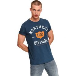 T-shirt z nadrukiem. Zielone t-shirty męskie Top Secret, na zimę, xxl, z nadrukiem, z bawełny, z okrągłym kołnierzem, krótkie. Za 19,99 zł.