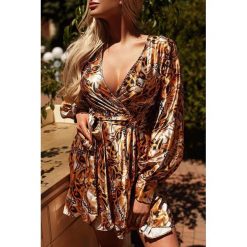 Sukienka SAMERA BROWN. Brązowe sukienki damskie IVET, na co dzień, bez wzorów, eleganckie, bez kołnierzyka, z krótkim rękawem, krótkie, mini. W wyprzedaży za 109,00 zł.