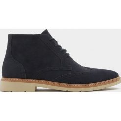Buty zimowe męskie: Granatowe botki ze zdobieniem brogue