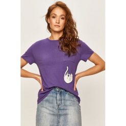 Answear - T-shirt. Fioletowe topy damskie ANSWEAR, l, z nadrukiem, z bawełny, z okrągłym kołnierzem. W wyprzedaży za 44,90 zł.