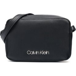 Calvin Klein Must Cross body bag Czarny. Czarne torebki klasyczne damskie Calvin Klein, w paski, z materiału, bez dodatków. Za 324,95 zł.