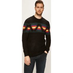 Wrangler - Sweter. Czarne swetry męskie Wrangler, s, z aplikacjami, z elastanu, z okrągłym kołnierzem. W wyprzedaży za 159,90 zł.