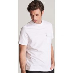 T-shirt z kieszenią - Biały. Białe t-shirty damskie Reserved, s, bez wzorów, bez kołnierzyka. W wyprzedaży za 34,99 zł.