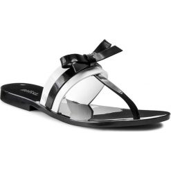 Japonki MELISSA - Garota Ad 31681 Black/White 51588. Czarne klapki damskie Melissa, bez wzorów, z tworzywa sztucznego, bez obcasa, na obcasie. W wyprzedaży za 179,00 zł.