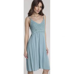 Niebieska Sukienka Viviatina. Niebieskie sukienki damskie Renee, s, bez wzorów, bez kołnierzyka, bez rękawów, mini. Za 79,99 zł.
