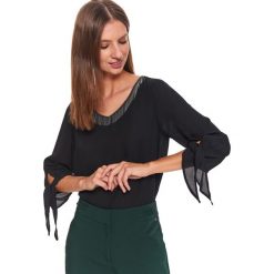 Bluzka z ozdobną aplikacją. Czarne bluzki damskie z aplikacjami, z tkaniny, eleganckie. W wyprzedaży za 39,99 zł.
