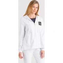 BLUZA LIU JO Z CEKINOWĄ APLIKACJĄ. Białe bluzy damskie Liu Jo Sport, s, z aplikacjami, z elastanu, bez rękawów, z kapturem. Za 475,30 zł.