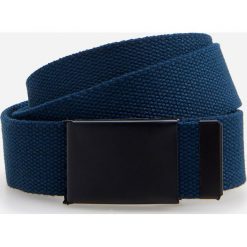 Pasek z metalową klamrą - Granatowy. Niebieskie paski męskie Reserved, w paski. Za 29,99 zł.