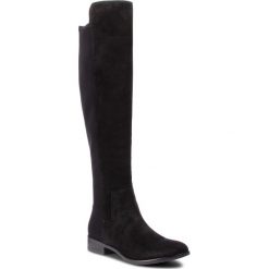 Muszkieterki CLARKS - Caddy Belle 261302414 Black Sde. Czarne kozaki damskie Clarks, ze skóry, bez obcasa, na obcasie, bez zapięcia. W wyprzedaży za 499,00 zł.