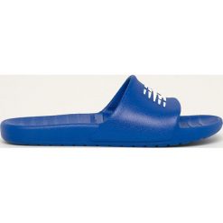 New Balance - Klapki. Niebieskie kapcie męskie New Balance, z gumy, bez zapięcia. W wyprzedaży za 69,90 zł.