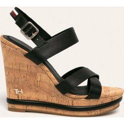 Tommy Hilfiger - Sandały skórzane. Czarne koturny damskie TOMMY HILFIGER, bez wzorów, ze skóry, bez obcasa, na obcasie. W wyprzedaży za 379,90 zł.