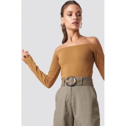 NA-KD Basic Top z odkrytymi ramionami - Brown. Brązowe topy damskie marki NA-KD Basic, bez wzorów, z klasycznym kołnierzykiem. W wyprzedaży za 36,47 zł.