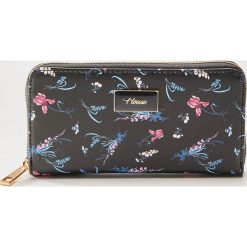 Portfel w kwiaty - Wielobarwn. Czarne portfele damskie marki House, w kwiaty. Za 39,99 zł.
