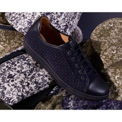 Sneakersy w kolorze granatowym. Niebieskie trampki i tenisówki damskie Cacharel, na sznurówki. W wyprzedaży za 219,95 zł.