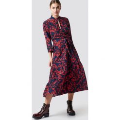 Gestuz Długa sukienka Raida - Red,Navy. Czerwone długie sukienki Gestuz, z kopertowym dekoltem, z długim rękawem, kopertowe. Za 809,95 zł.