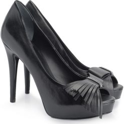 Guess Szpilki "Harlo". Szare baleriny damskie Guess, z aplikacjami, ze skóry, z otwartym noskiem, na wysokim obcasie, na szpilce, bez zapięcia. Za 299,00 zł.