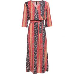 Sukienka w kwiaty bonprix koralowy z nadrukiem. Czerwone sukienki damskie bonprix, z nadrukiem, bez kołnierzyka, bez rękawów. Za 54,99 zł.