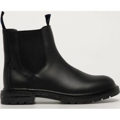 Wrangler - Sztyblety skórzane. Czarne sztyblety męskie Wrangler, ze skóry, z okrągłym noskiem, bez zapięcia. Za 369,90 zł.