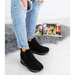 Botki damskie Sixth Sens JW62 Czarne. Czarne botki damskie Sixth Sens, z tkaniny, sportowe, bez obcasa, na koturnie, bez zapięcia. Za 119,00 zł.