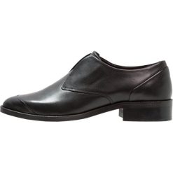 Royal RepubliQ PRIME DERBY NO LACE Półbuty wsuwane black. Niebieskie derby damskie marki La Redoute Collections, w paski, z materiału, z okrągłym noskiem, na koturnie. Za 719,00 zł.