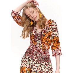 SUKIENKA MAXI W KWIATOWY WZÓR ZDOBIONA FALBANĄ. Pomarańczowe sukienki damskie Top Secret, na co dzień, na lato, z nadrukiem, z tkaniny, z dekoltem w serek, z długim rękawem, długie, maxi, kopertowe. W wyprzedaży za 149,99 zł.