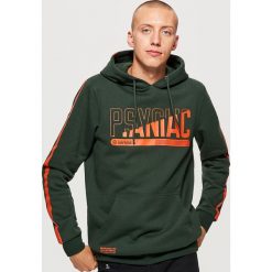 Bluza z kontrastowymi nadrukami - Zielony. Zielone bluzy męskie rozpinane marki Cropp, l, z nadrukiem. Za 119,99 zł.