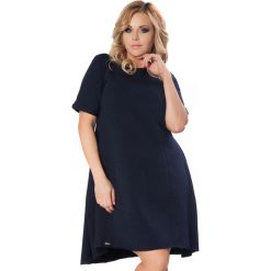 Granatowa Sukienka do Pracy z Wydłużonym Tyłem PLUS SIZE. Niebieskie sukienki damskie Molly.pl, do pracy, xxl, bez wzorów, z dzianiny, biznesowe, bez kołnierzyka, plus size, z krótkim rękawem, krótkie, mini. Za 169,90 zł.
