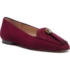Lordsy STUART WEITZMAN - Slipknot YL96090 Cabernet Suede. Czerwone mokasyny damskie marki Stuart Weitzman, ze skóry, bez obcasa, na obcasie. W wyprzedaży za 939,00 zł.