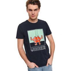 T-shirt z nadrukiem. Niebieskie t-shirty męskie Top Secret, na lato, xl, z nadrukiem, klasyczne, bez kołnierzyka, krótkie. W wyprzedaży za 19,99 zł.