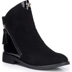 Buty damskie. Czarne botki damskie Wittchen, ze skóry, eleganckie, bez obcasa, bez zapięcia. W wyprzedaży za 329,90 zł.