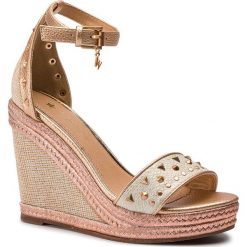 Espadryle WRANGLER - Guadalupa Glen WL91592A Rose 080. Żółte espadryle damskie Wrangler, bez wzorów, ze skóry ekologicznej, bez obcasa, na obcasie. W wyprzedaży za 219,00 zł.