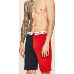 Tommy Hilfiger - Szorty. Niebieskie spodenki i szorty męskie TOMMY HILFIGER, m, z nadrukiem, z elastanu, casualowe. W wyprzedaży za 159,90 zł.