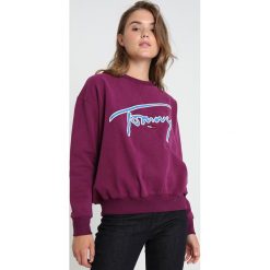 Tommy Jeans TOMMY SIGNATURE CREW Bluza lilac. Fioletowe bluzy damskie Tommy Jeans, l, z bawełny. Za 399,00 zł.