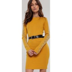 Musztardowa Sukienka Kearns. Żółte sukienki damskie Renee, xl, bez wzorów, z dzianiny, eleganckie, bez kołnierzyka, z długim rękawem, długie, mini, dopasowane. Za 89,99 zł.