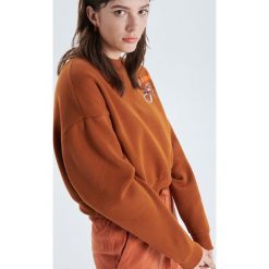 Bluza o krótkim kroju oversize - Brązowy. Pomarańczowe bluzy damskie marki Cropp, s, bez wzorów, z krótkim rękawem, krótkie, bez kaptura. Za 69,99 zł.