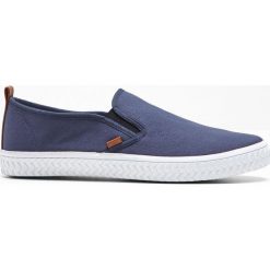Tenisówki wsuwane bonprix niebieski. Niebieskie trampki męskie bonprix, bez wzorów, sportowe, bez zapięcia. Za 69,99 zł.