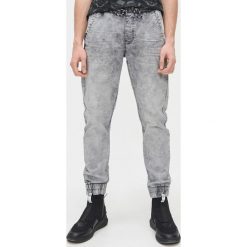Jeansowe slim joggery - Jasny szary. Szare spodnie męskie Cropp, m, z jeansu. Za 119,99 zł.