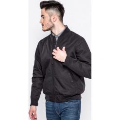 Levi's - Kurtka bomber. Czarne płaszcze przejściowe męskie Levi's®, s, bez wzorów, z poliesteru, krótkie, bez kaptura. W wyprzedaży za 319,90 zł.