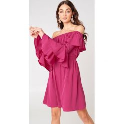 Sukienki: NA-KD Boho Sukienka mini z odkrytymi ramionami – Pink