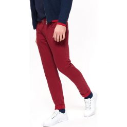 Spodnie z nadrukiem slim fit. Czerwone spodnie męskie Top Secret, na co dzień, na lato, s, z nadrukiem, z bawełny. W wyprzedaży za 29,99 zł.