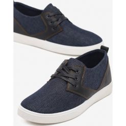 Granatowe Trampki Atomic. Niebieskie trampki męskie Born2be, bez wzorów, z denimu, na sznurówki. Za 59,99 zł.