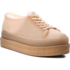 Półbuty MELISSA - Be II Ad 32349 Beige 53298. Brązowe półbuty damskie Melissa, bez wzorów, z tworzywa sztucznego, bez obcasa, na koturnie, bez zapięcia. W wyprzedaży za 239,00 zł.