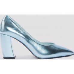 NA-KD Shoes Czółenka na zaookrąglonym obcasie - Blue. Niebieskie czółenka damskie NA-KD Shoes, bez wzorów, bez obcasa. W wyprzedaży za 48,58 zł.